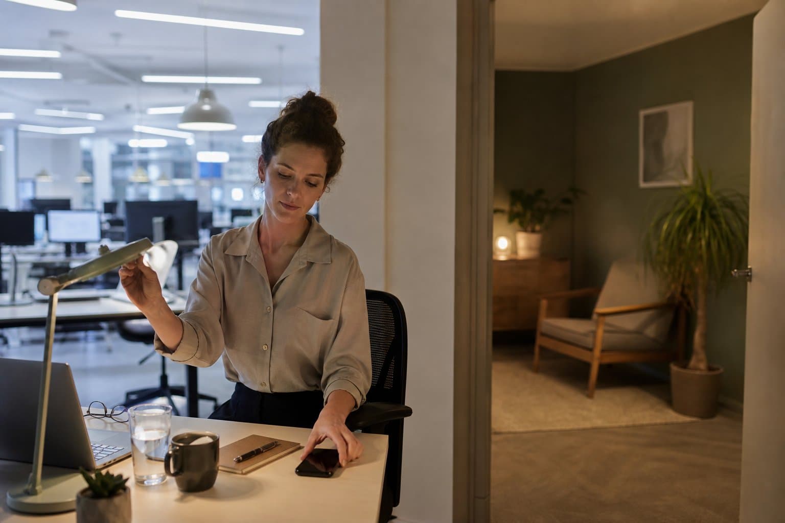 Person som tar paus från starkt ljus och många sinnesintryck