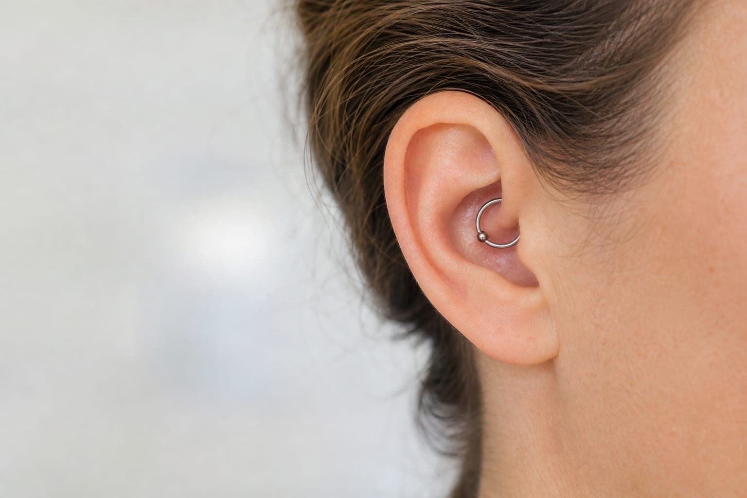 Daith piercing placerad i örats brosk